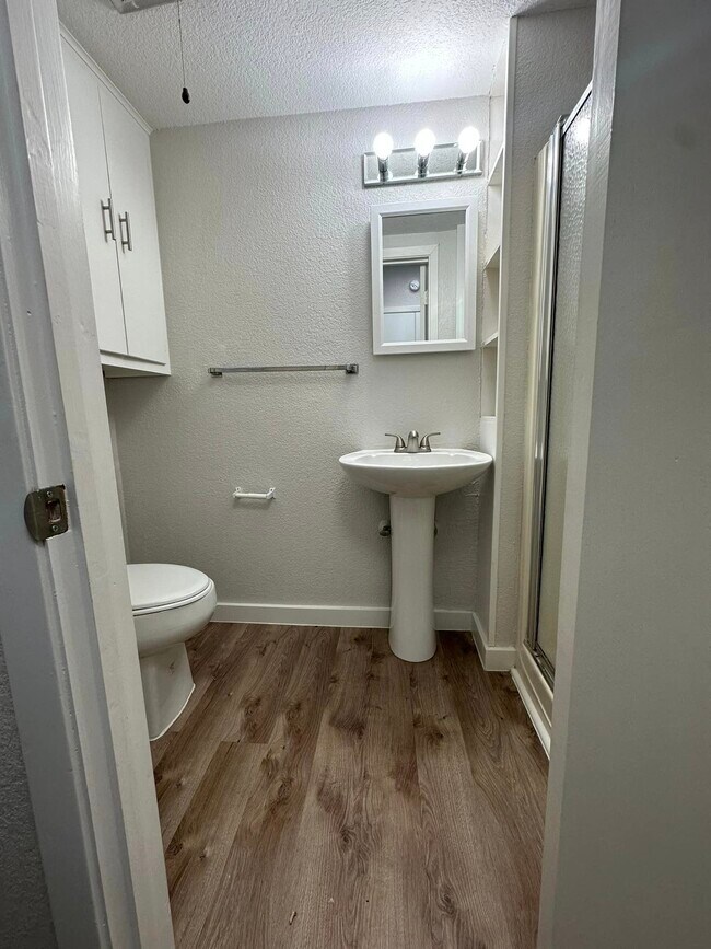 Baño de la habitación tipo estudio de 1 dormitorio y 1BA - Whispering Oaks Apartment Homes El Campo