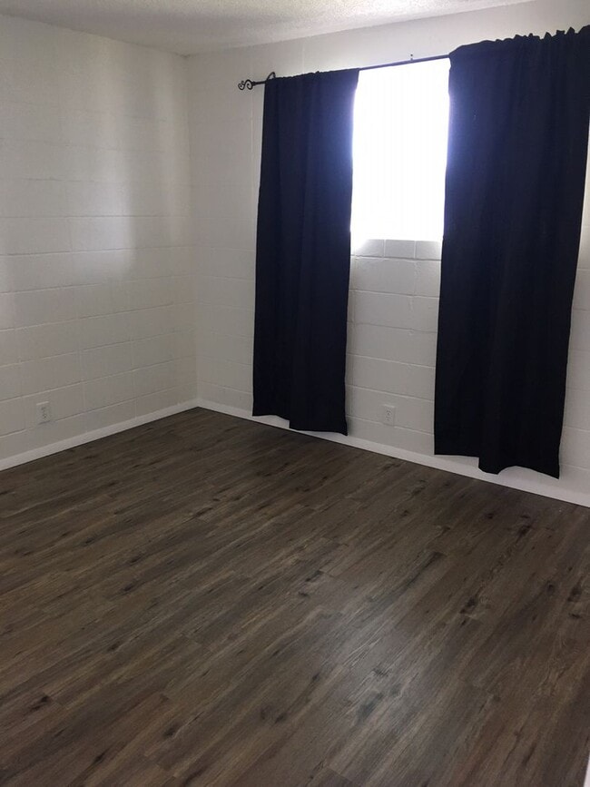 Building Photo - Renovated 2 bedroom! Great Location!