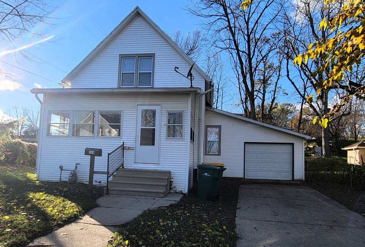 Primary Photo - Three Bedroom Home in Battle Creek