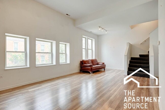 Foto del edificio - Humboldt Park 2 Bed/2.5 Bath Duplex w/ In Unit Laundry