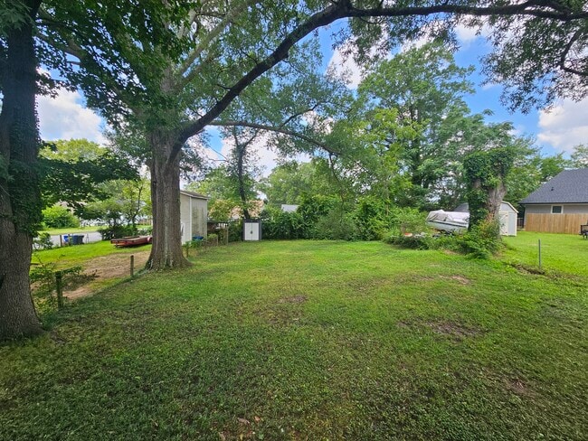 Building Photo - 503 N Maple St
