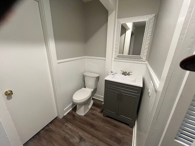Building Photo - 1404 Bel Aire Dr