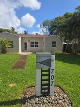 Building Photo - 707 NE 15th St