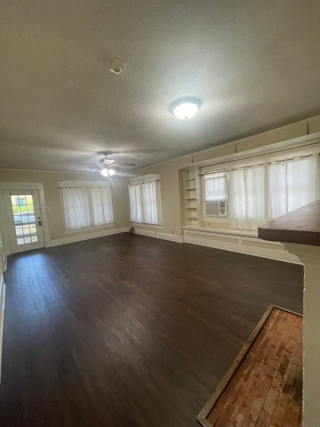 Foto del edificio - Charming 3-Bedroom Home with Office Near D...