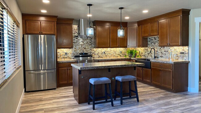 Amplia cocina con isla - 1785 Broadway