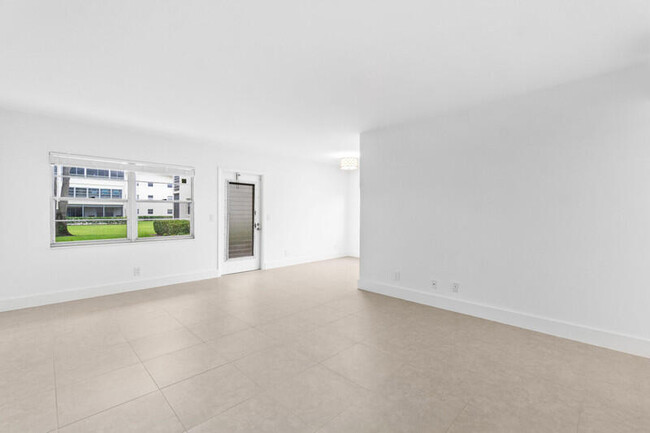 Building Photo - 556 Mansfield M