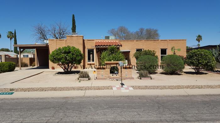 Foto principal - 3 Bedroom Eastside w/ Carport, Fireplace &...