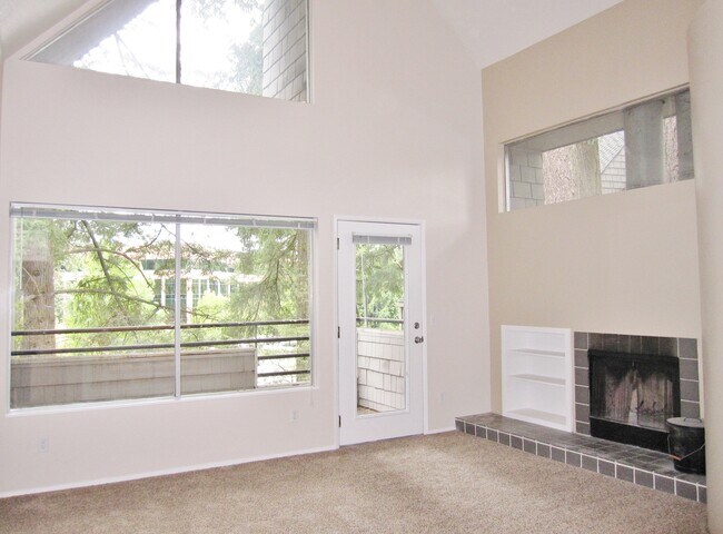 Building Photo - Spacious Lake Oswego 2Bdr w/Fireplace, Dishwasher, W/D, & Balcony!