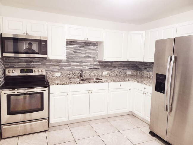 Building Photo - 2330 Taft St