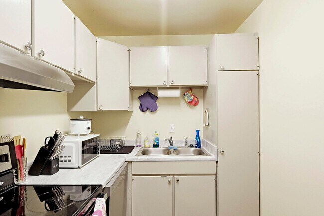 Foto del edificio - Top-Floor Corner Village Apartment – Prime...
