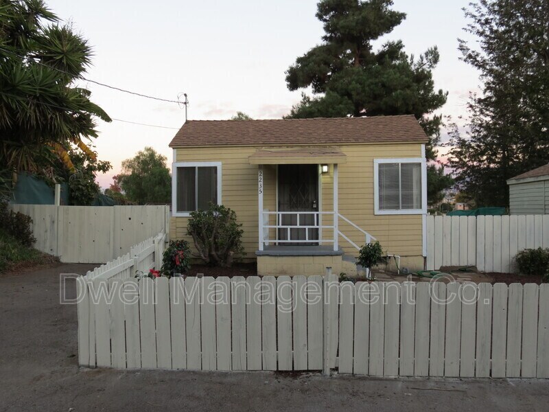 Primary Photo - 2235 El Prado Ave