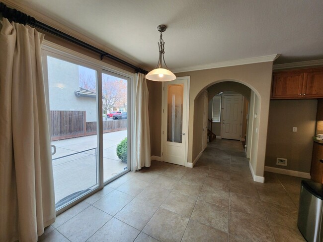 Building Photo - Beautiful 2 Story in Turlock!