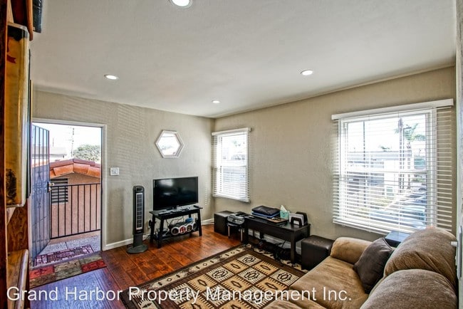 Building Photo - 1138 W 164th St