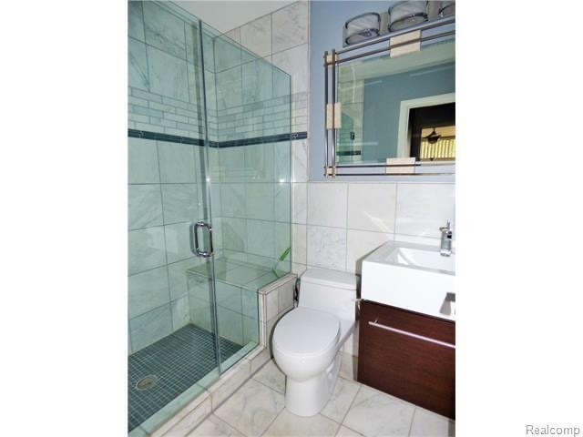 Baño remodelado con ducha de pie. - 125 E 14 Mile Rd