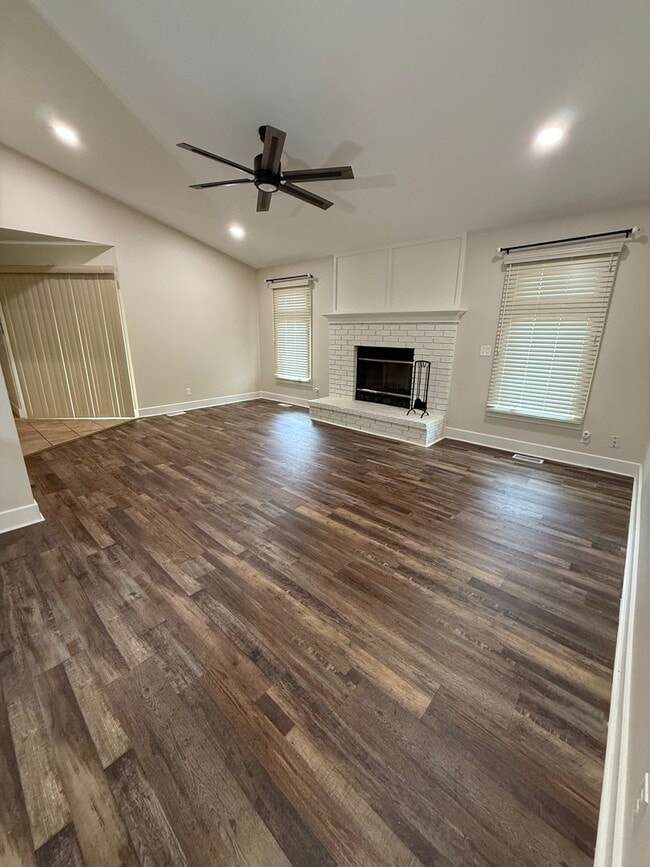 Building Photo - Spacious 3 Bedroom, 2 Bath - Your Derby Ho...