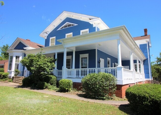 Building Photo - Two Bedroom in Newly Renovated Historic House