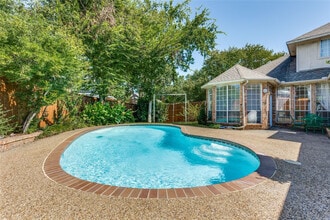 Building Photo - Room in House on Lakepointe Ave