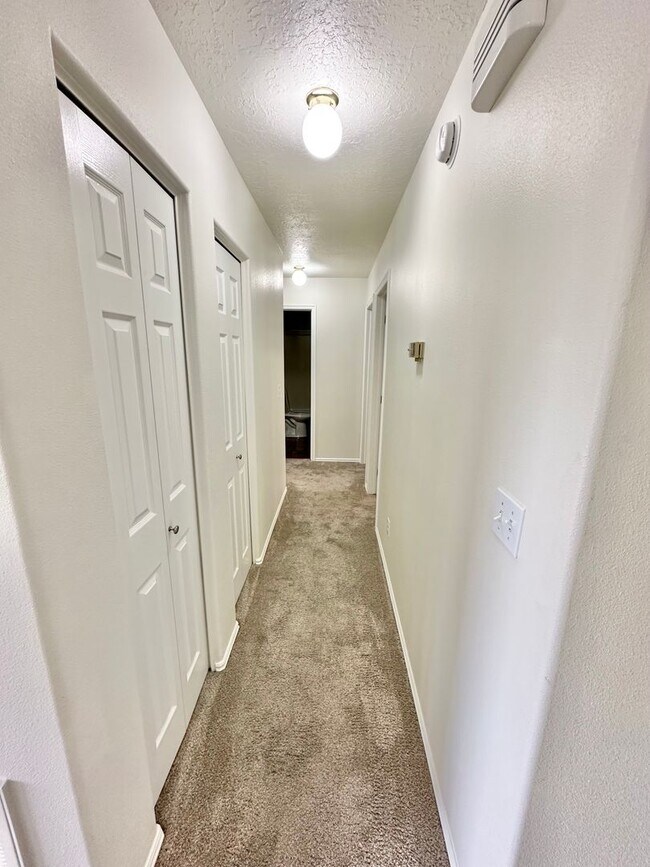 Foto del edificio - 4 bedrooms plus 2 additional areas. Price Reduced!!