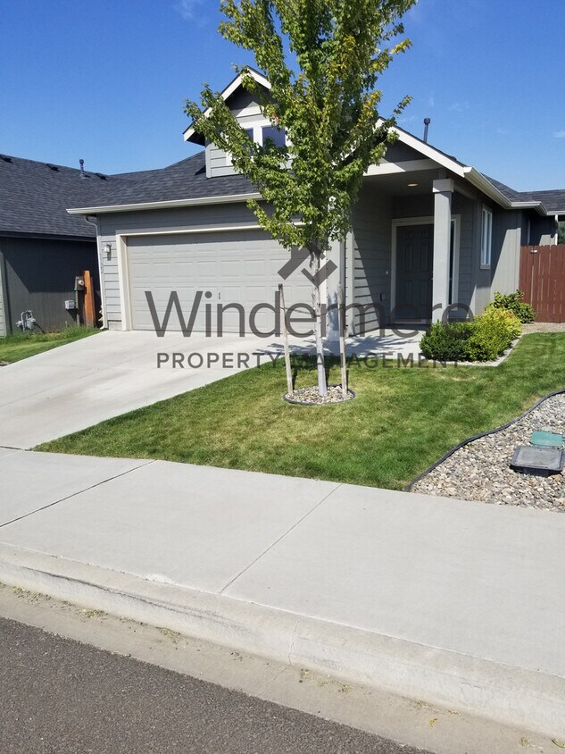 Primary Photo - 1122 SW Carver St *Fenced Patio Area, Doub...