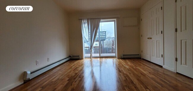 Foto del edificio - 1307 Balcom Ave