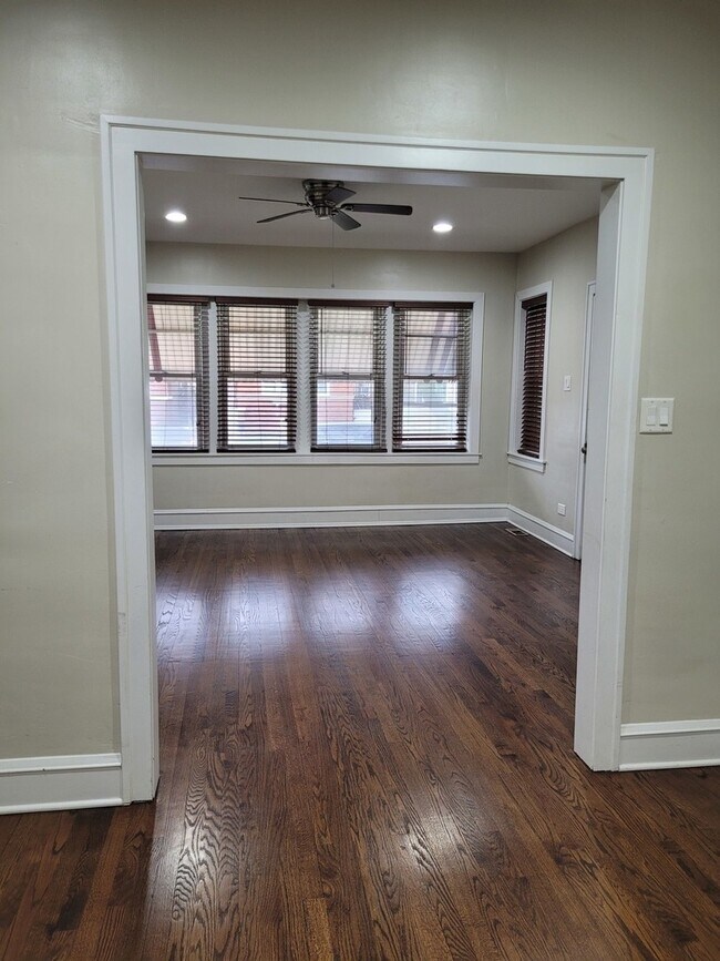 Building Photo - 5110 W Wrightwood Ave