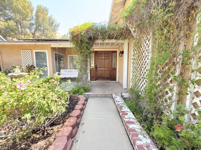 Foto del edificio - Spacious 4-Bedroom Home in Prime Santa Cla...