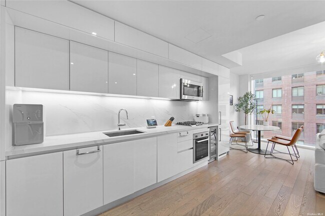 Building Photo - 505 W 43rd St