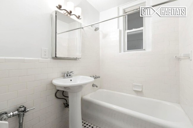 Foto del edificio - 110 W 69th St