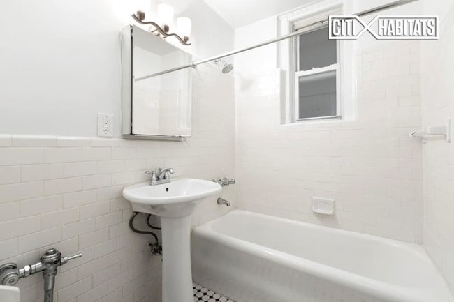 Building Photo - 110 W 69th St