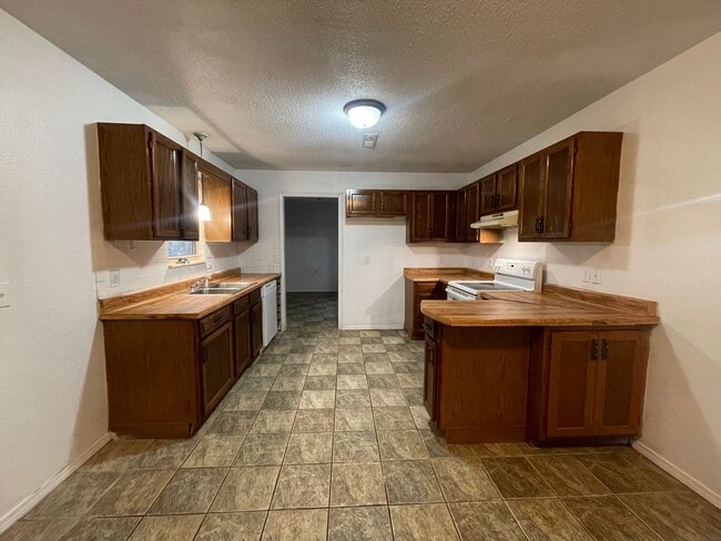 Building Photo - Available Now 3 bedroom 2 full bathroom in...