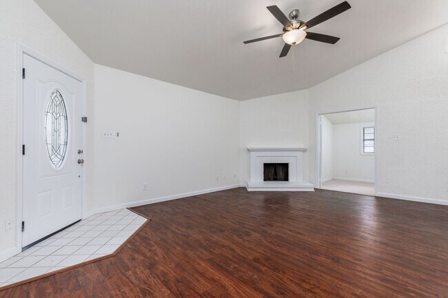 Building Photo - Move-in Ready 3-bed 2-bath Home in Plano's...