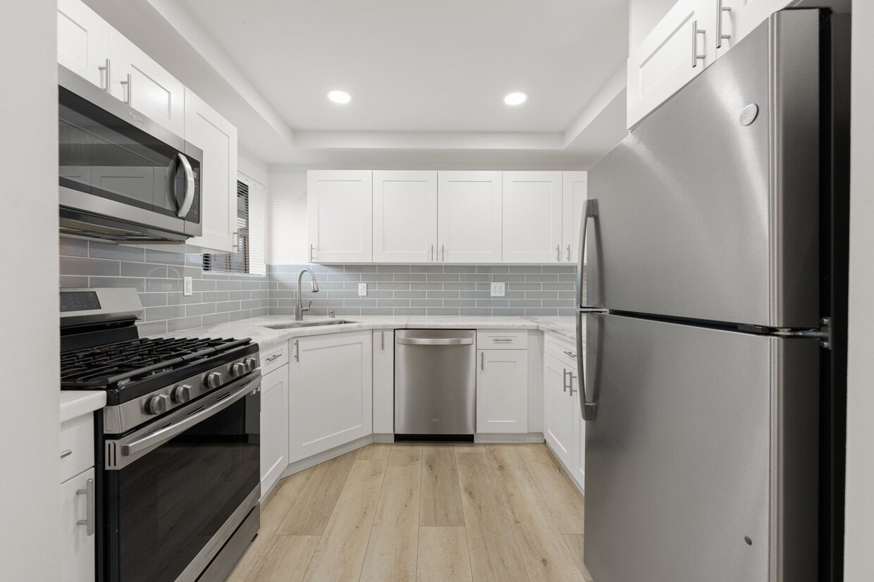 Primary Photo - "Spacious 3-Bed Condo with 2 Baths in Citr...