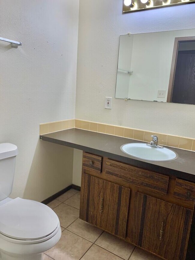 Building Photo - Spacious 2 bed 1.5 Bath Apartment with 1 Garage Space