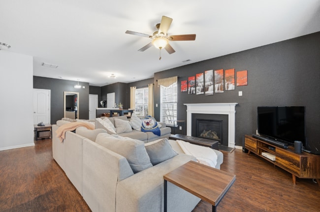 Foto del edificio - 5022 Breleigh Ln