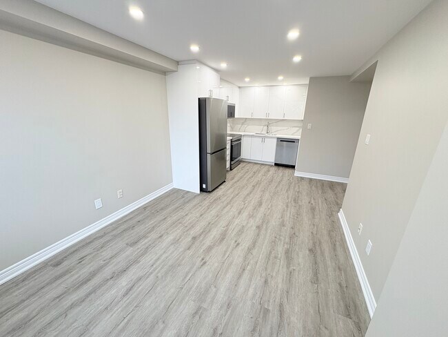 Photo du bâtiment - Beautiful Fully Renovated 1 bedroom with In suite Laundry