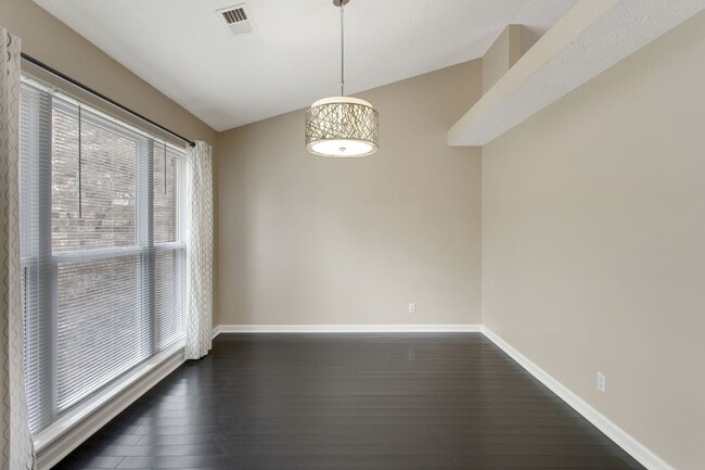 Building Photo - 3 Bed, 2 Bath Home w/ 2 Car Garage