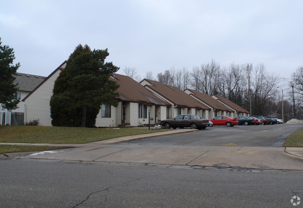 2225 Provincial House Dr, Lansing, MI 48910 Apartments in Lansing, MI
