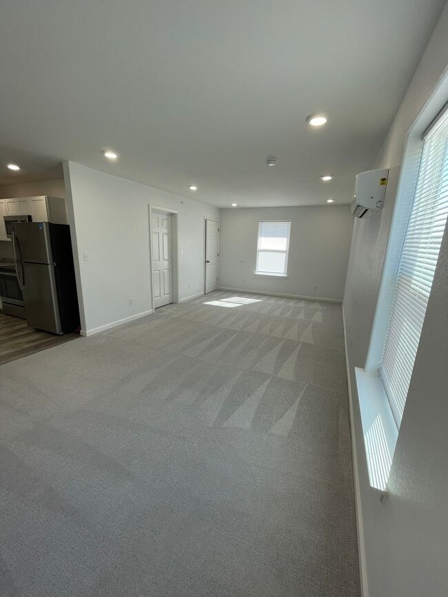 Building Photo - Super Cute Studio