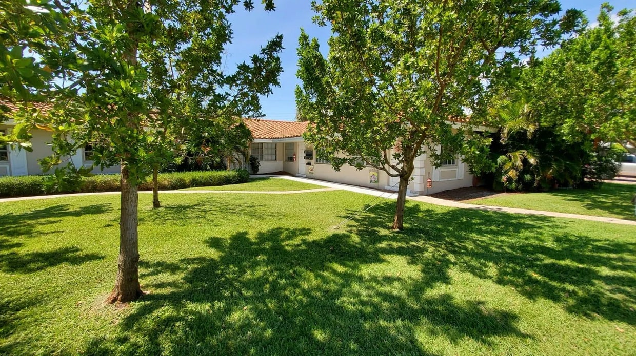 Foto principal - 2738 NE 28th Ct