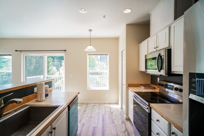 Building Photo - Charming Townhome Condo 3 Bedrooms / 2.5 B...