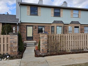 Building Photo - 2011 Vine Way Dr
