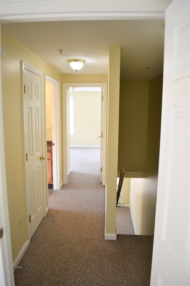 Building Photo - 14 Carriage Ln