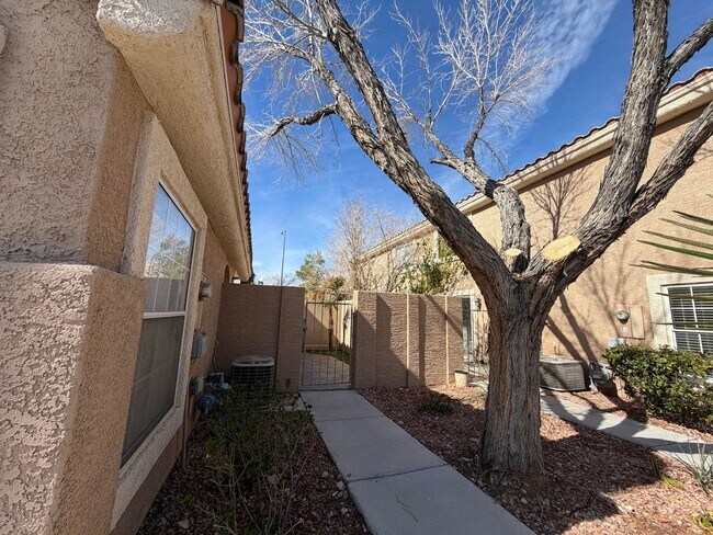 Building Photo - Charming & Light-Filled 3 Bed Townhome with Community Pool!