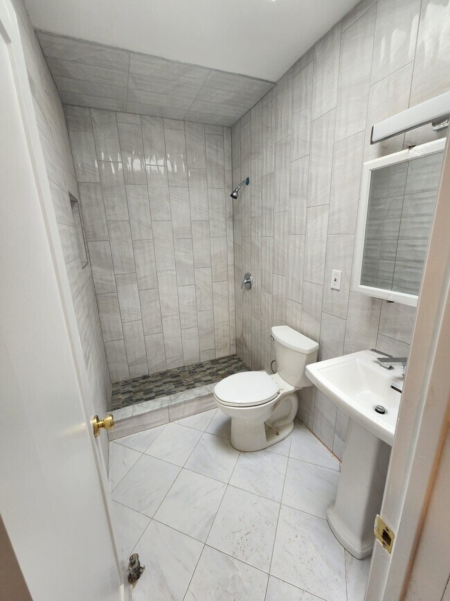 Foto del edificio - 118-65-165 Farmers Blvd