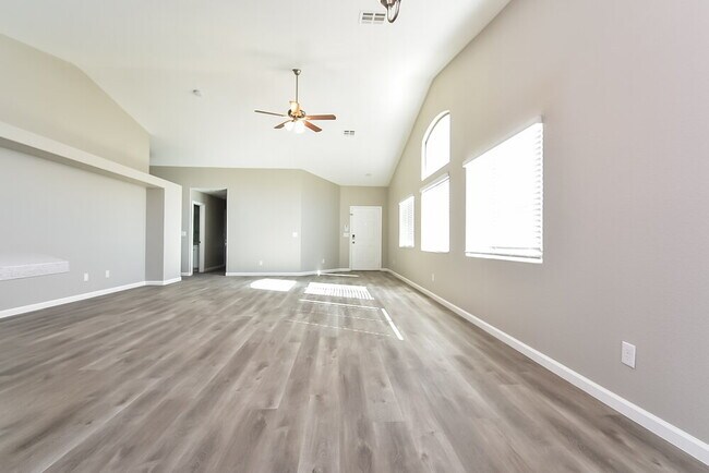 Building Photo - 621 W Bright Lights Ave