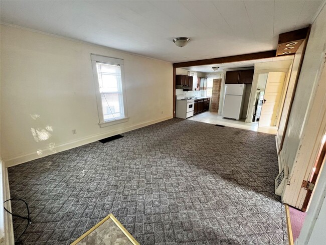 Building Photo - 1200 E 3rd-2 Bedroom house