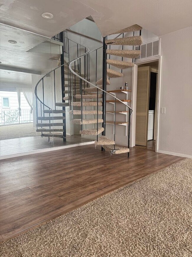 Foto del edificio - San Pedro Square - West Campus - Townhome - Old School Luxery - W/D - Fireplace - Updated Kitchen...