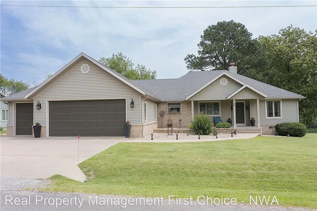 Primary Photo - 3 br, 2 bath House - 16 Scotsdale Pl.