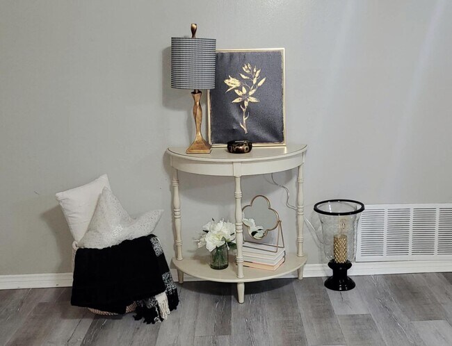 Foto del edificio - 3 bed room home for rent in Moore!  2 baths, 2 car garage with fenced yard near Santa Fe and SW 4...