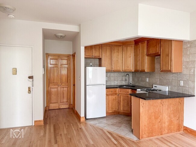 Building Photo - 324 W 77th St